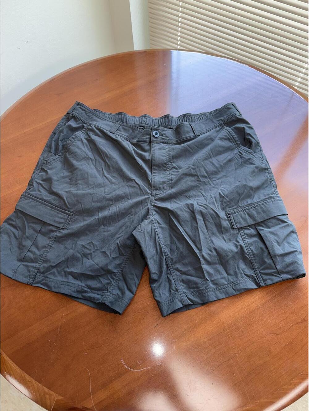 REI CO-Op black light weight mens shorts Sz 42